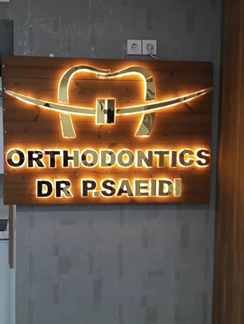 تابلو استیل نورآندریک دندان پزشکی زمینه ترمووود